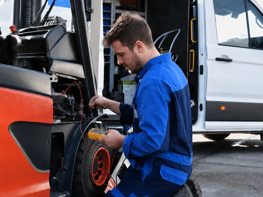 Monteur van BSB Machines meet een heftruck door