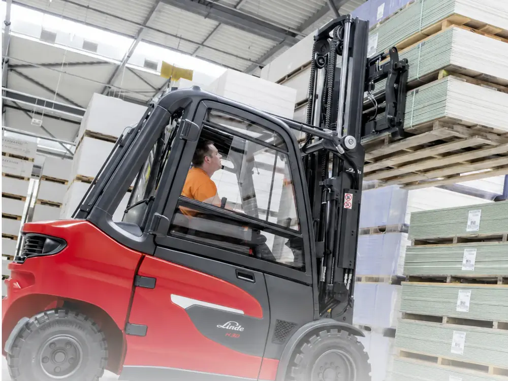 Gekeurde heftruck aan het werk in een magazijn